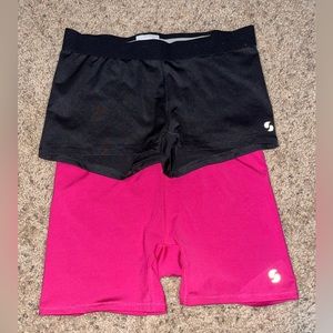 2 pairs of spandex size large!! Great for the gym or if your a volleyball player
